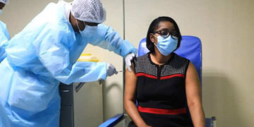 *** Local Caption *** Le premier ministre Rose Christiane Ossouka Raponda se faisant vacciner.
