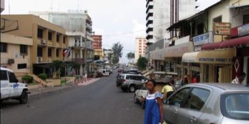 En plein centre ville de la capitale gabonaise pas de toilettes publiques. A Libreville comme à l'intérieur du pays, certains quartiers et artères de la capitale et les chefs-lieux de provinces manquent de toilettes publics. © TrustGabon 2022